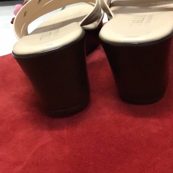 DARLING WEDGE SANDLES W FLOWERS & Bling 7 1/2 - Picture 3 of 7